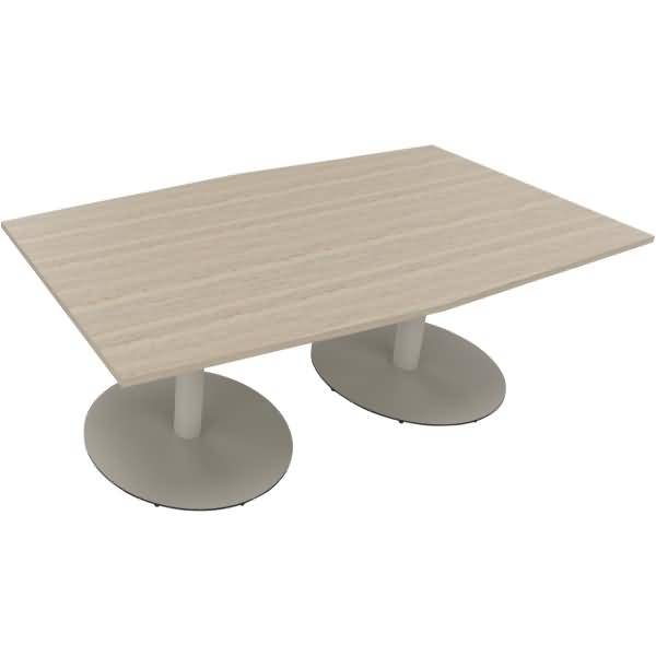 Rechteckiger Konferenztisch aus hellem Holz mit zwei runden grauen Sockeln auf weißem Hintergrund.