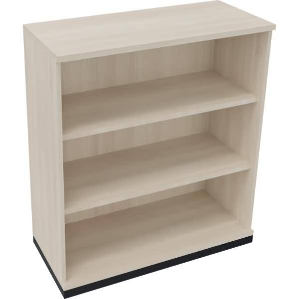 Helles Holz offenes Bücherregal mit drei Regalen und schwarzem Sockel, auf weißem Hintergrund dargestellt.