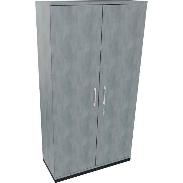 Grauer zweitüriger Lagerschrank mit silbernen Griffen auf schwarzem Sockel, vor weißem Hintergrund dargestellt.