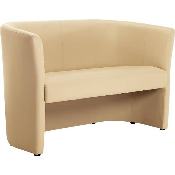 Beige gepolsterte Zweiercouch mit gerundeter Rückenlehne und Armlehnen auf weißem Hintergrund.