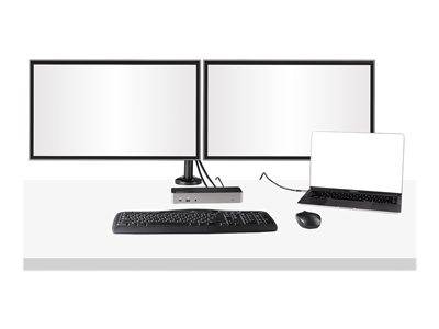 Eine Dual-Monitor-Konfiguration mit einer Docking-Station, die an einen geschlossenen Laptop angeschlossen ist, sowie einer Tastatur und einer Maus auf einem weißen Schreibtisch.