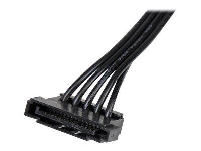 Nahaufnahme eines schwarzen SATA-III-Datenkabels, das den Stecker mit flachem, dünnem Design und mehreren Drähten zeigt, die sich von ihm erstrecken.