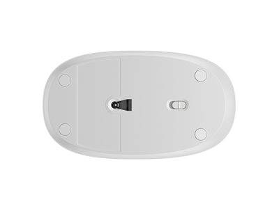 Das Bild zeigt die Unterseite einer weißen Computermaus mit einem optischen Sensor und einem Ein/Aus-Schalter.