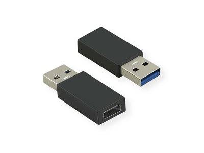 Zwei USB-zu-USB-C-Adapter mit schwarzem Gehäuse, die auf der einen Seite USB-A-Stecker und auf der gegenüberliegenden Seite einen USB-C-Buchse zeigen.