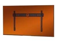 Ein an der Wand montiertes Metallregalwinkelprofil mit zwei vertikalen Stützen auf orangefarbenem Hintergrund.