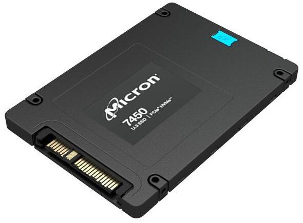 Micron 7450 2,5-Zoll-SSD auf weißem Hintergrund dargestellt, mit sichtbarem SATA-ähnlichem Anschluss und Etikett.