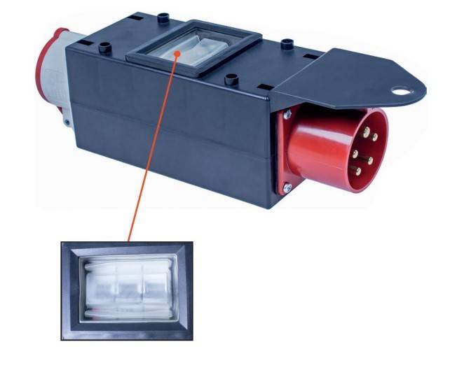 Ein schwarzer und roter industrieller Elektrostecker mit einer vergrößerten Nahaufnahme, die die Innenkomponenten durch ein transparentes Fenster zeigt.
