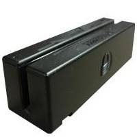 Schwarzes rechteckiges Batteriepakk mit zwei erhobenen Schienen oben und einer eingelassenen Seitenklappe, isoliert auf weißem Hintergrund dargestellt.