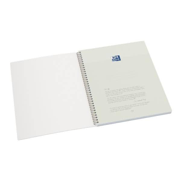 Aufgeklapptes Spiralbindungs-Skizzenbuch mit leerem linken Blatt und hellem Umschlag, der ein kleines Logo und Text zeigt.