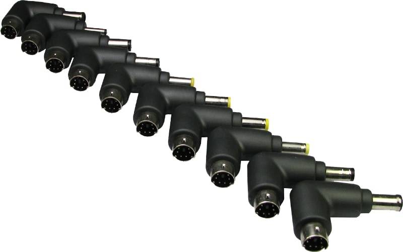 Reihe schwarzer mehrpoliger elektrischer Stecker/Adapter diagonal auf weißem Hintergrund angeordnet.