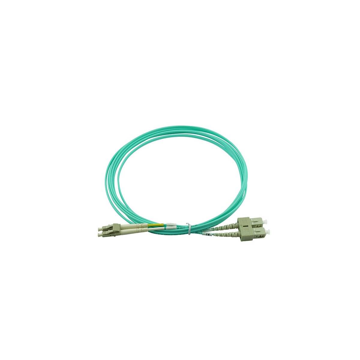 Grünes Glasfaserkabel mit Steckverbindern an beiden Enden, aufgerollt vor weißem Hintergrund.