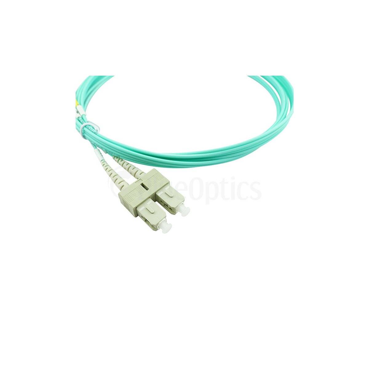 Ein türkises Lichtwellenleiterkabel mit zwei beigen LC-Steckern auf weißem Hintergrund.