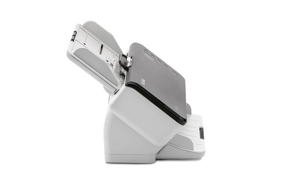 Ein kompakter Desktop-Drucker/Scanner in einem Winkel auf weißem Hintergrund, zeigt die Papierzufuhr, das Ausgabefach und das Bedienfeld.