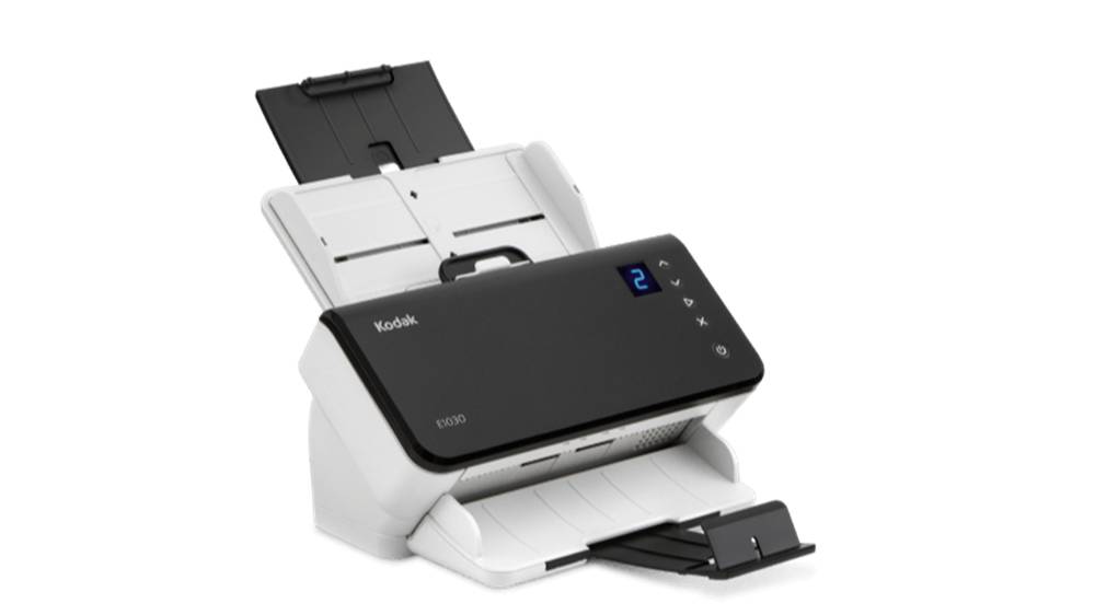Kodak-Dokumentenscanner mit geöffneten Ein- und Ausgabepapiermagazinen, dargestellt in Schwarz-Weiß auf dunklem Hintergrund.