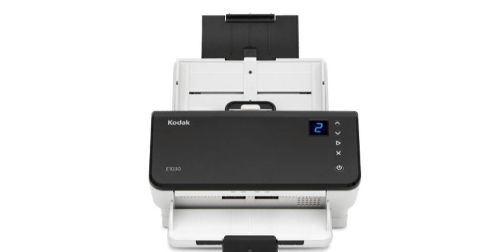 Kodak E1030 Dokumentenscanner in Frontansicht mit einem kleinen Display, das auf schwarzem Hintergrund eine 