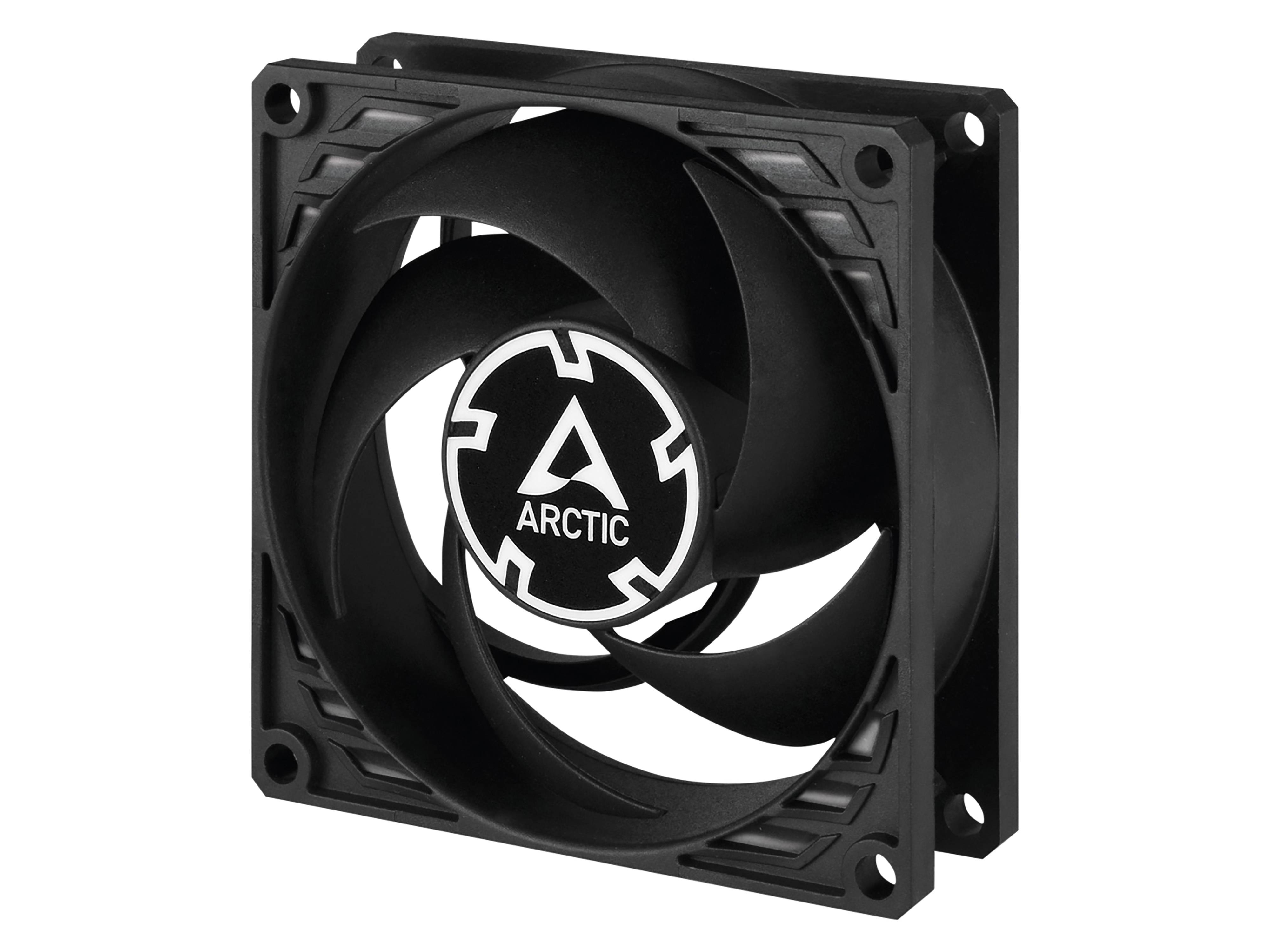 Ein schwarzer Computer-Kühlventilator mit dem 'Arctic' Logo in der Mitte, ausgestattet mit einem sechseckigen Rahmen und gebogenen Schaufeln, die für optimale Luftströmung konzipiert sind.