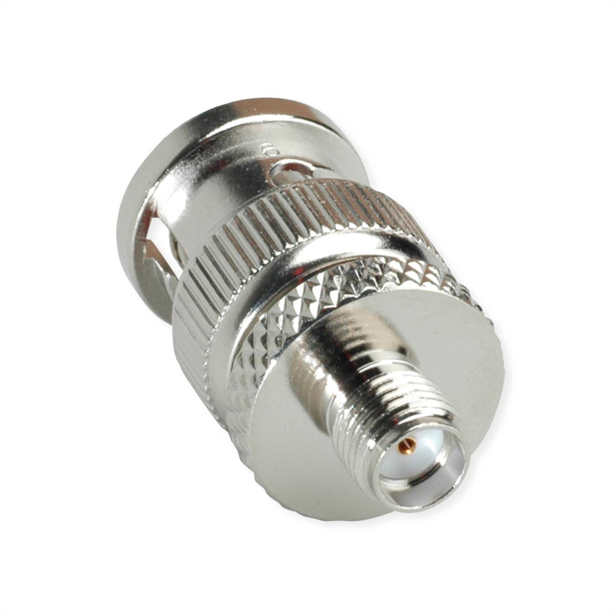 Ein metallischer HF-Koaxialadapter mit gerilltem Griff, bestehend aus einem weiblichen BNC-Anschluss auf der einen Seite und einem männlichen SMA-Anschluss auf der anderen Seite.