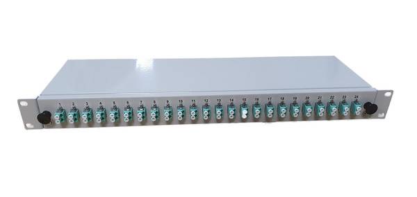 Vorderansicht eines Rack-Mount-Glasfaser-Patchfeldes mit mehreren nummerierten grünen Anschlüssen und Endhalterungen auf weißem Hintergrund