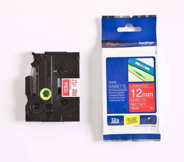 Eine rote Brother P-touch laminierte Bandkassette neben ihrer blau-weißen Einzelhandelsverpackung für 12 mm weiß-auf-rot Klebeband.
