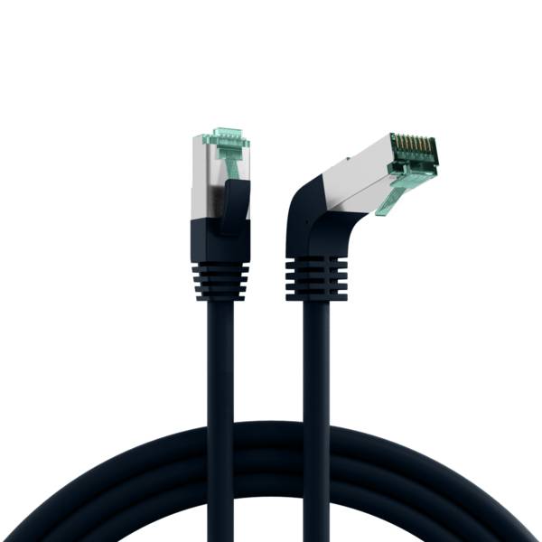 Zwei schwarze Ethernet-Kabel mit RJ45-Steckern, eines gerade und eines abgewinkelt, auf weißem Hintergrund dargestellt.
