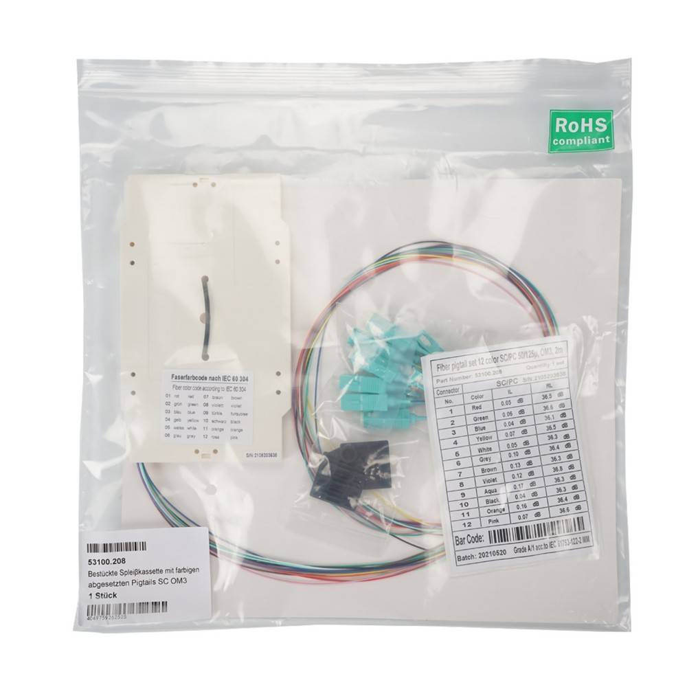 Durchsichtiger Plastikbeutel, der elektronische Komponenten und Kabel mit Etiketten und einer Karte mit Spezifikationen enthält. Als 