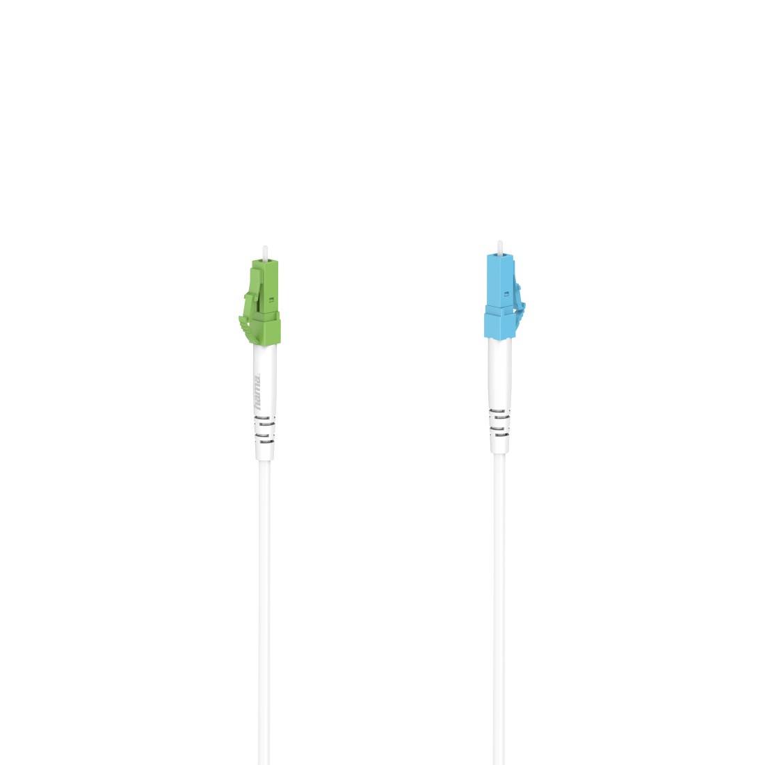Zwei Glasfaser-Steckverbinder-Pigtails, einer mit grüner Kappe und einer mit blauer Kappe, vor einem schlichten weißen Hintergrund gezeigt.