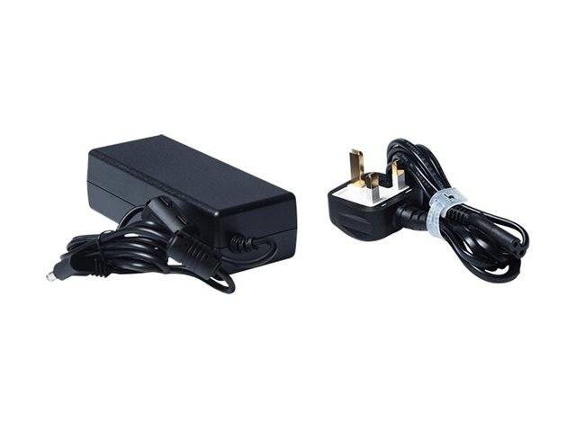 Schwarzer AC-Stromadapter mit angebrachtem Kabel und britischem dreipoligem Stecker auf weißem Hintergrund.