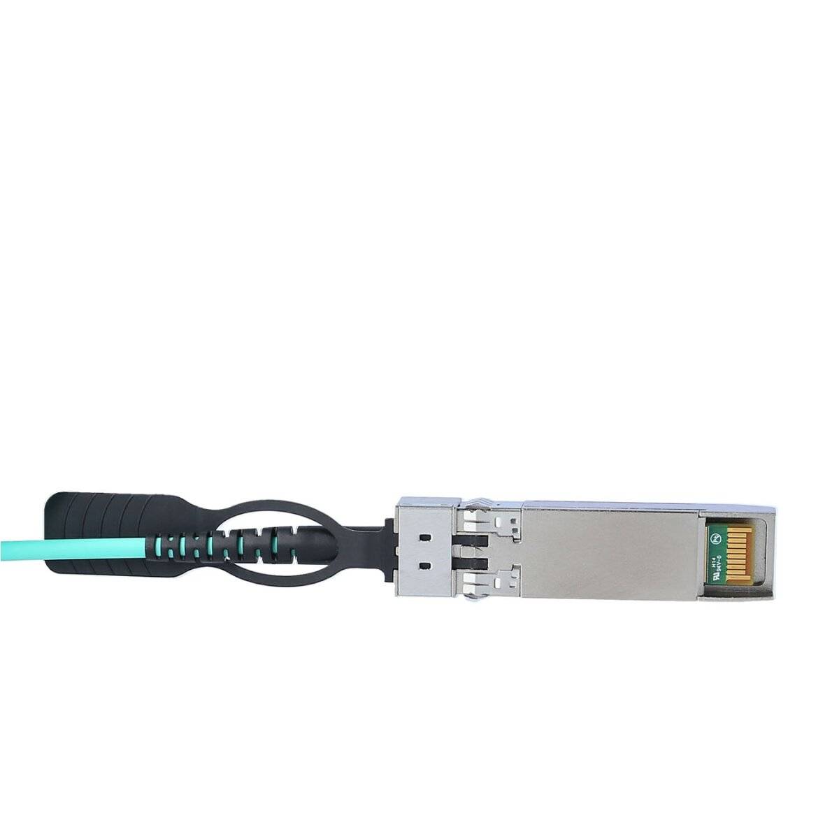 Nahaufnahme eines Glasfasernetzwerk-Kabelsteckers mit schwarzem Griff und Metallstecker auf weißem Hintergrund.