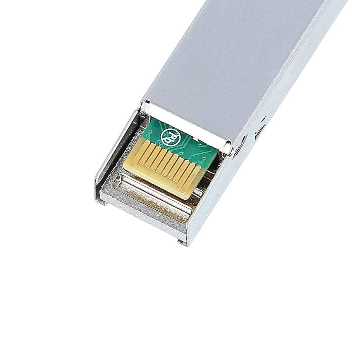 Nahaufnahme eines kleinen Metallmoduls mit einer freiliegenden Leiterplatte und goldfarbenen Kontaktstiften in der Öffnung.