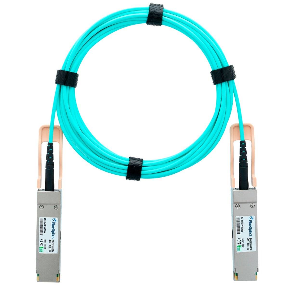 Schleifen Sie das türkisfarbene Lichtwellenleiterkabel mit zwei Metalltranzeivermodulen, die an jedem Ende angebracht sind, isoliert auf weißem Hintergrund.