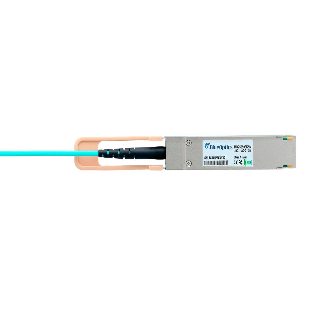 Faseroptischer Transceiver mit einem blauen Kabel, das auf weißem Hintergrund angeschlossen ist, mit der Bezeichnung BlueOptics, zeigt einen Datennetzwerk-Stecker.