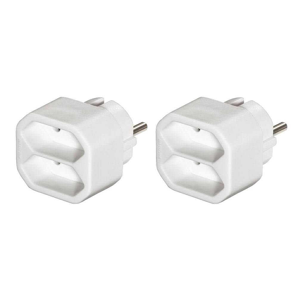 Zwei weiße Doppelsteckdosen-Adapter mit europäischen Stiften, nebeneinander auf einfachem Hintergrund dargestellt.