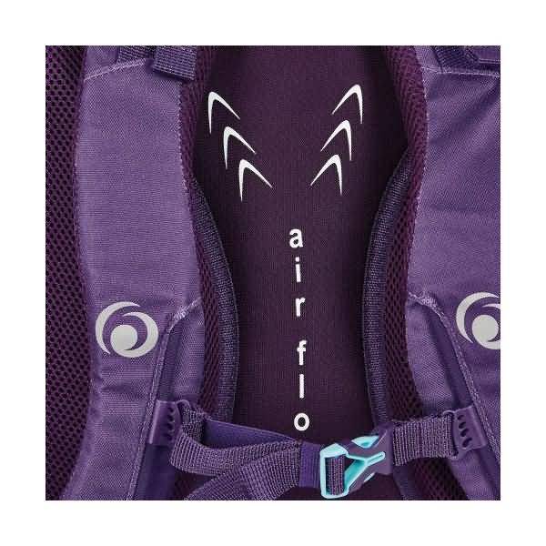 Nahaufnahme der hinteren Rückseite eines violetten Airflo-Rucksacks mit gepolsterten Trägern, Netzseite und Brustschnalle.