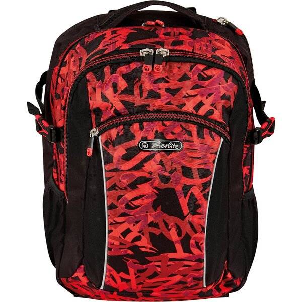 Rot-schwarzer gemusterter Rucksack mit mehreren Reißverschlussfächern, vorderem Logo-Patch und Seitentaschen, vor neutralem Hintergrund gezeigt.