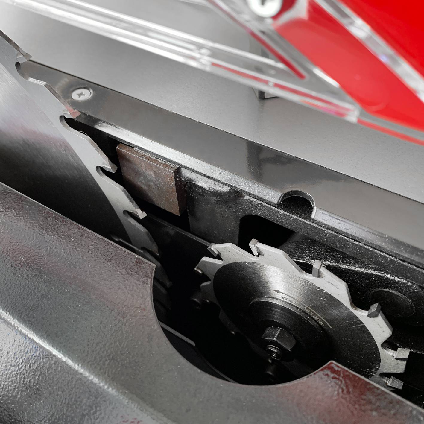 BAMATO Formatkreissäge BFKS-2000 inkl. XXL-Lieferumfang und serienmäßiger Vorritzeinheit