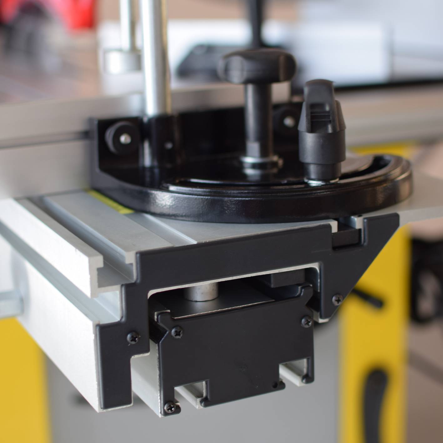 BAMATO Formatkreissäge BFKS-2000 inkl. XXL-Lieferumfang und serienmäßiger Vorritzeinheit