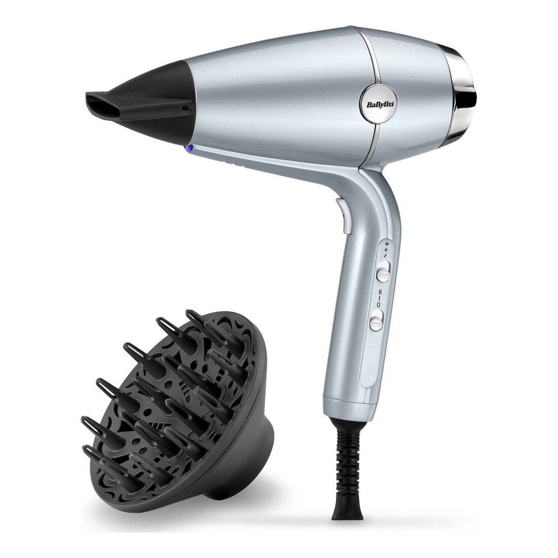 Silber BaByliss Haartrockner mit schwarzer Konzentratordüse und abnehmbarem Diffusor-Aufsatz auf weißem Hintergrund.