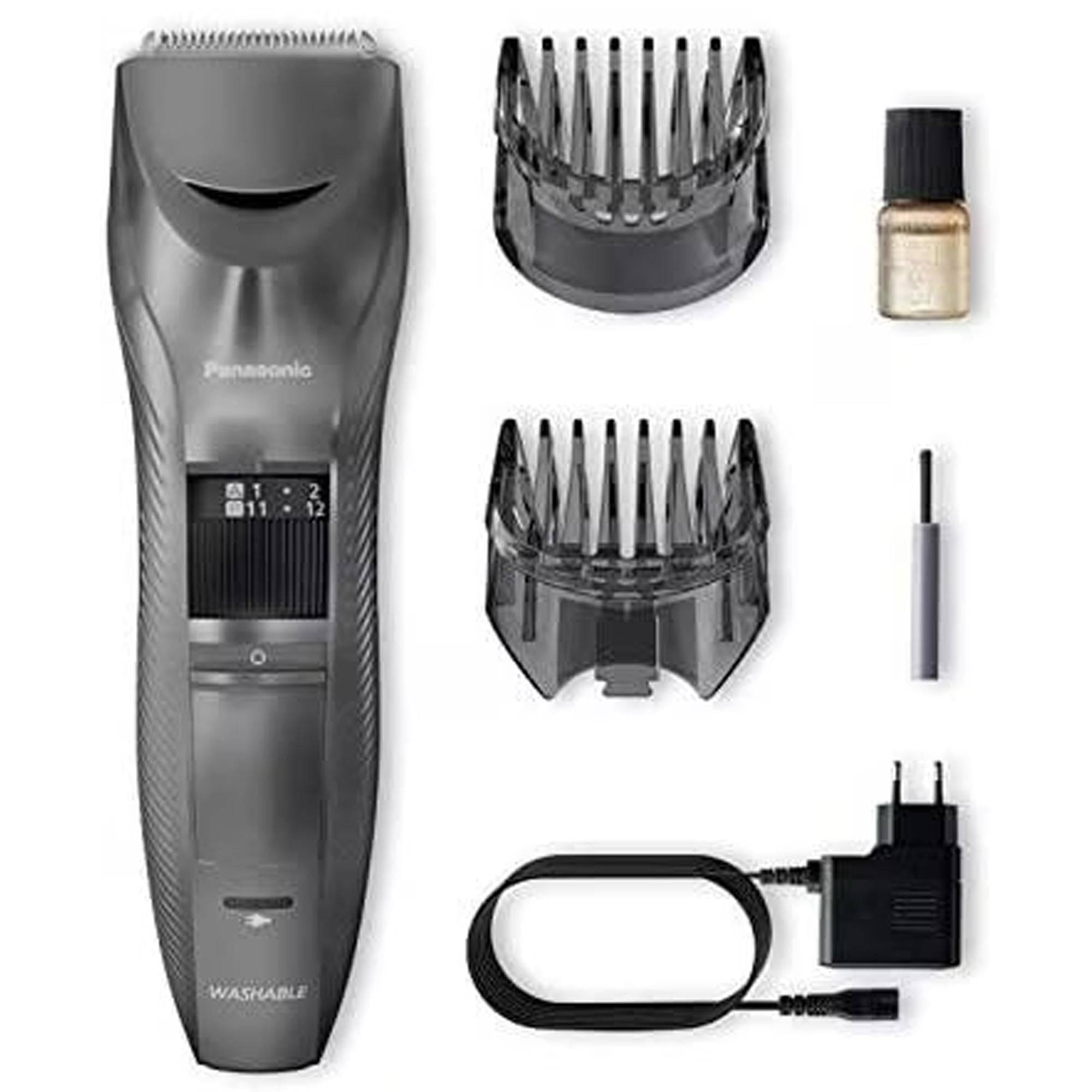 Panasonic-Haarschneidemaschinen-Set mit Trimmer, zwei Kammaufsätzen, Öl, Reinigungsbürste und Netzteil auf weißem Hintergrund