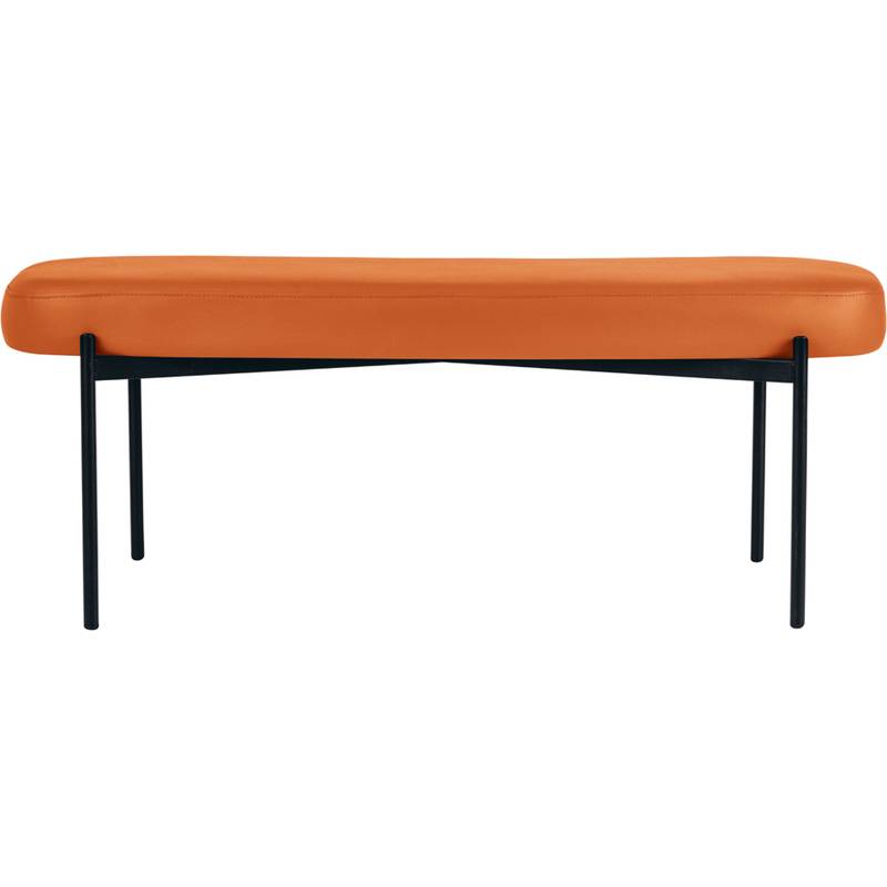 Orange gepolsterte Bank mit schwarzen Metallfüßen auf weißem Hintergrund.
