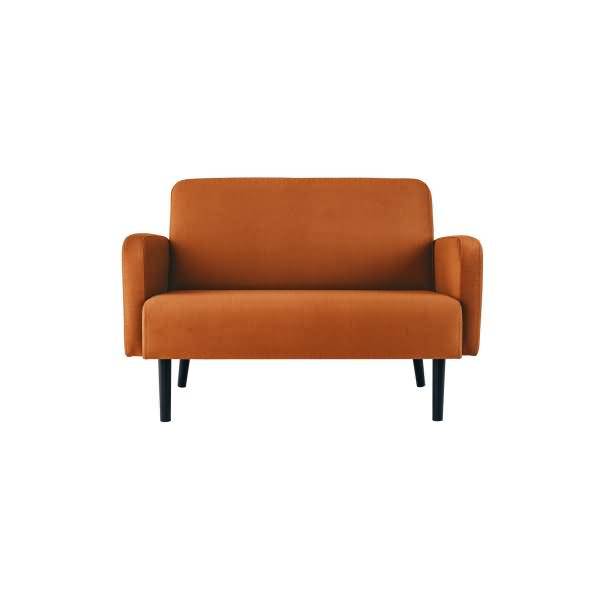 Orange gepolstertes Zweisitzer-Sofa mit schwarzen Beinen, frontal auf weißem Hintergrund gezeigt.
