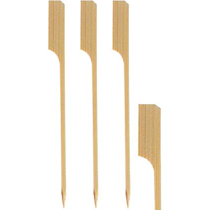 Vier Holzspieße, die jeweils eine schräg abgeschnittene, flache Oberseite haben, vertikal auf einem weißen Hintergrund angeordnet.