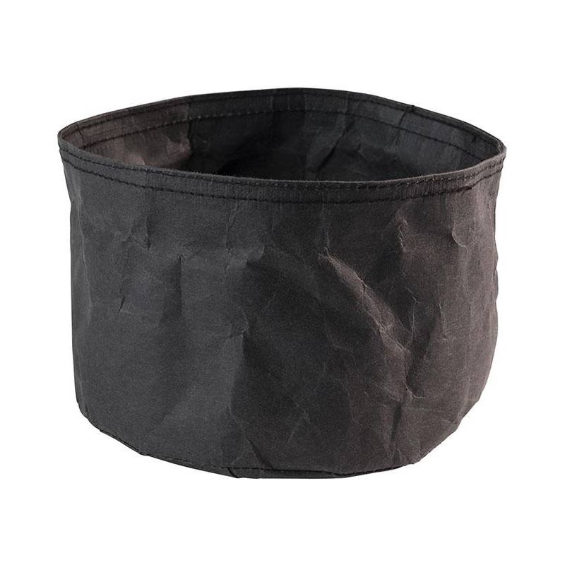 Ein rundes, schwarzes Stoff-Pflanzgefäß mit zerknitterter Textur, das zur Aufnahme von Erde und Pflanzen verwendet wird.