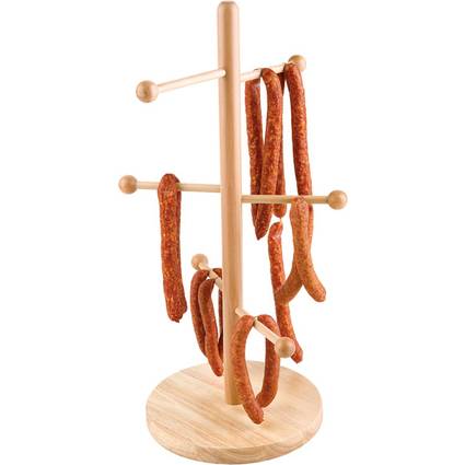 Ein Holzständer, der mehrere Stücke Trockenwurst über seinen Armen hängen hat, verwendet für Präsentation oder Aufbewahrung.