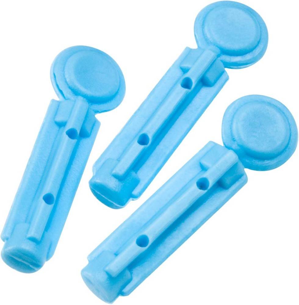 Drei blaue Lanzetten zur Blutentnahme, jede mit einer flachen kreisrunden Oberseite und zwei Löchern in der Mitte.