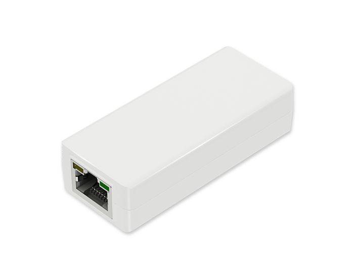 Weißer rechteckiger Netzwerkadapter mit einem Ethernet-Anschluss an einem Ende, dargestellt vor einem einfachen Hintergrund.