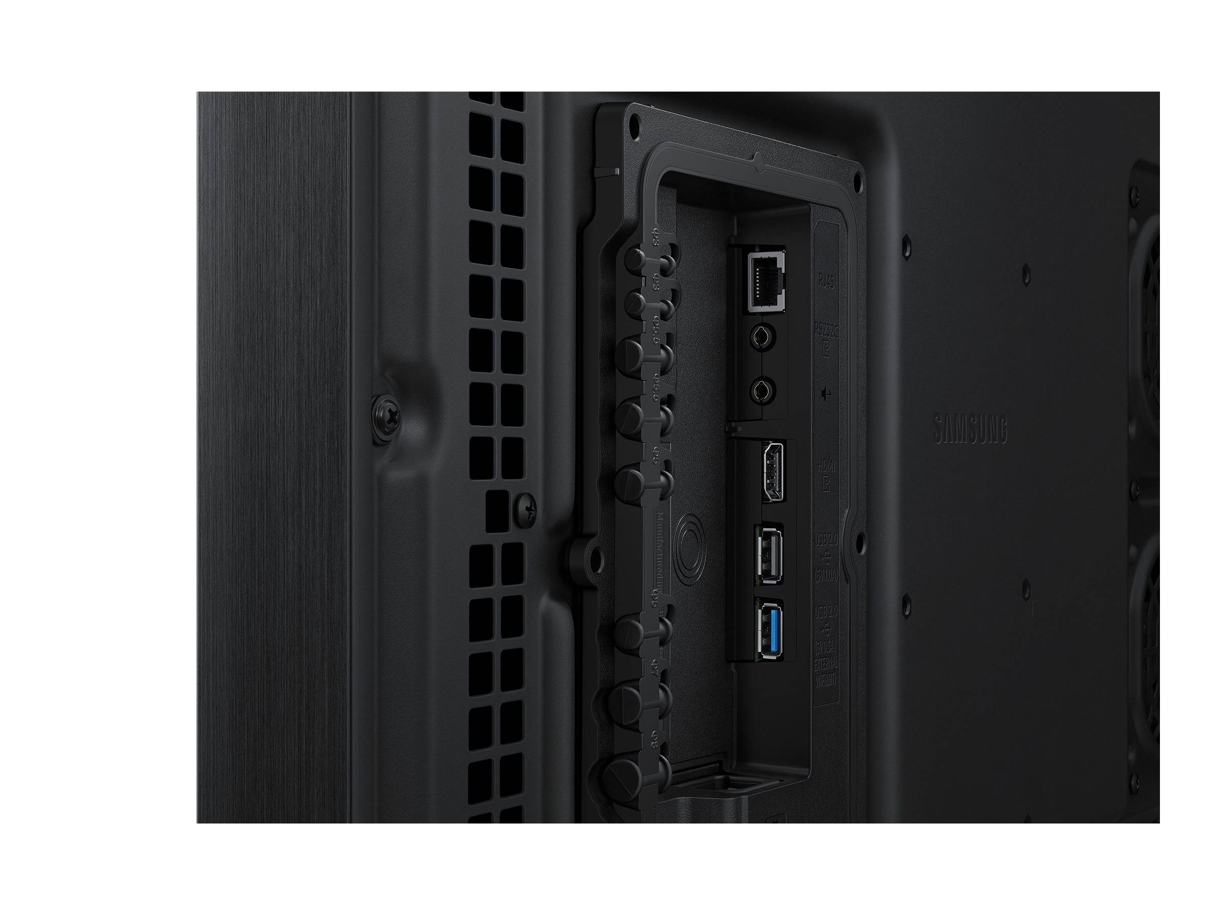 Nahaufnahme der Rückseite eines Fernsehers oder Monitors mit Eingabeanschlüssen, einschließlich HDMI, USB, Ethernet und Audiobuchsen.