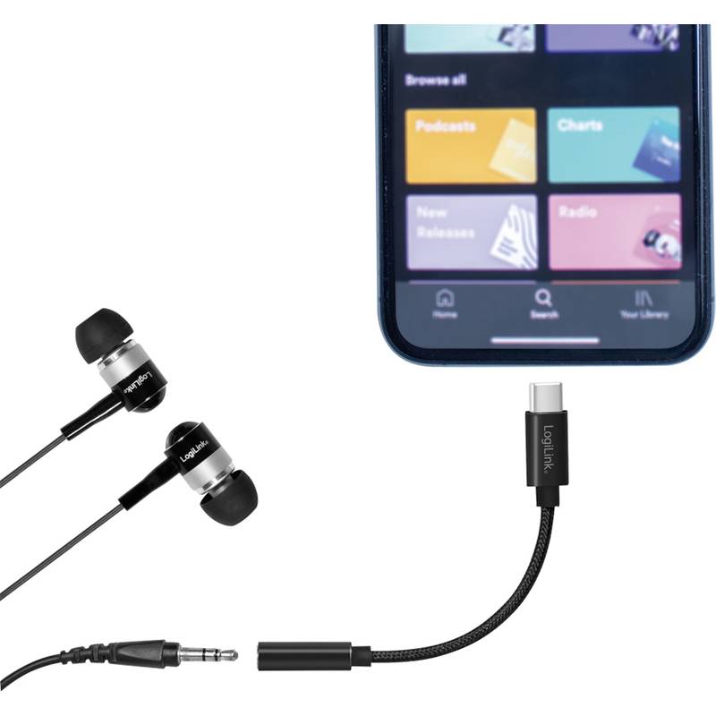 Kopfhörer und Adapter neben einem Smartphone-Bildschirm, der App-Kategorien zeigt: Podcasts, Charts, Neuerscheinungen und Radio.