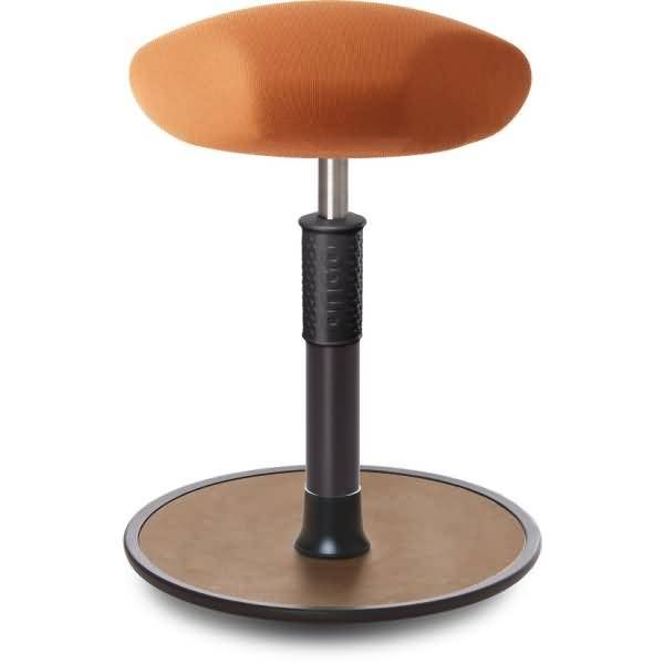 Sitz- Stehhocker Free Regular Triangel Gestrick Orange schwarz /Natur