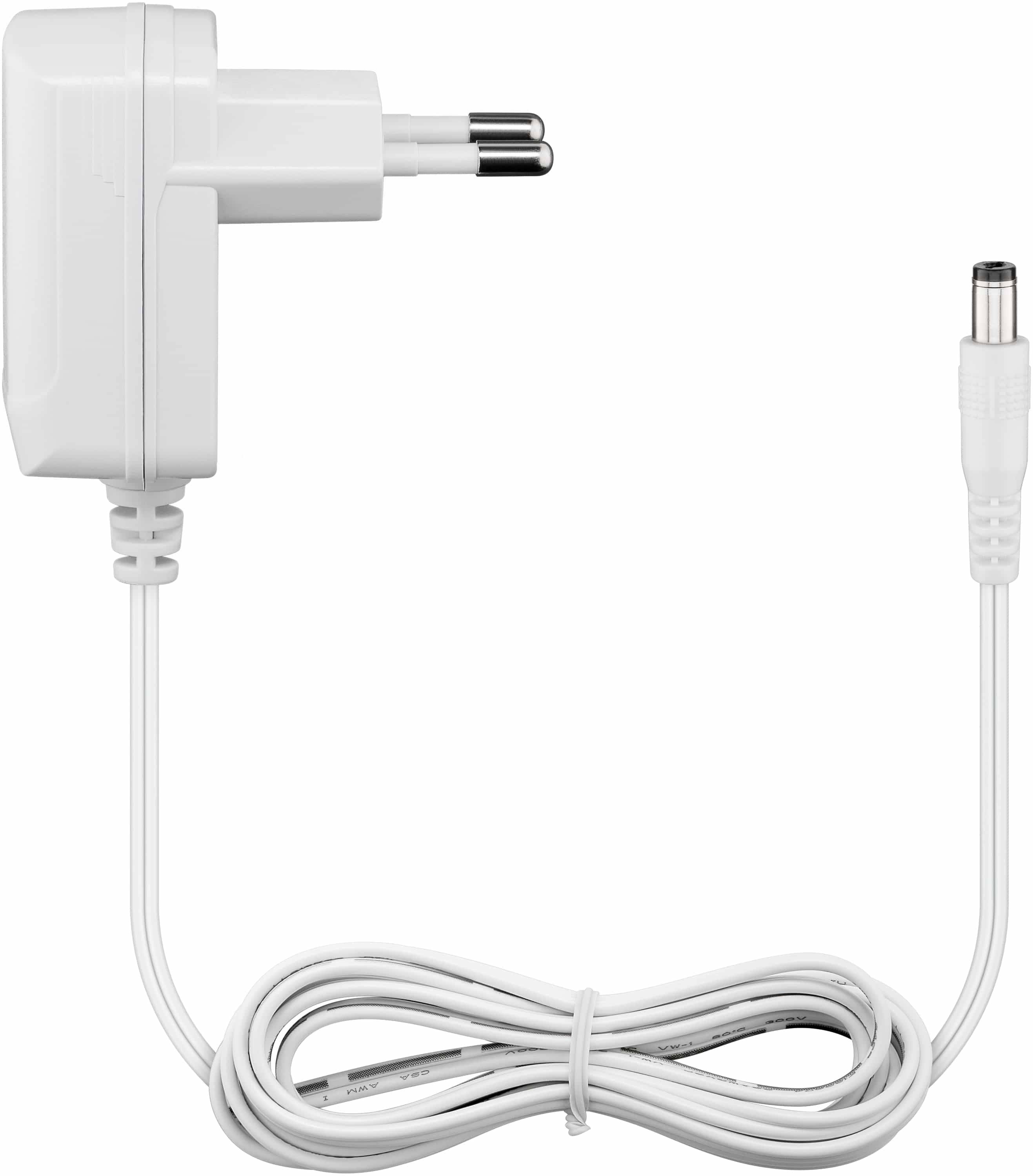 Ein weißer Elektrostecker mit zwei Stiften und einem spiralförmigen Kabel, der zum Laden von Geräten verwendet wird, wird vor einem einfachen Hintergrund gezeigt.