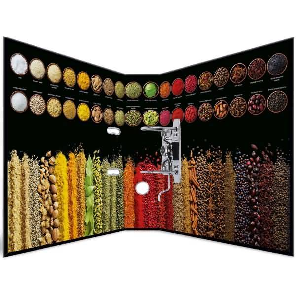 Gewürzvitrinen-Schrank mit vielen Gläsern voller ganzer Gewürze und Körner, die nach Farbe angeordnet sind, mit einem zentralen Spender vor schwarzem Hintergrund.
